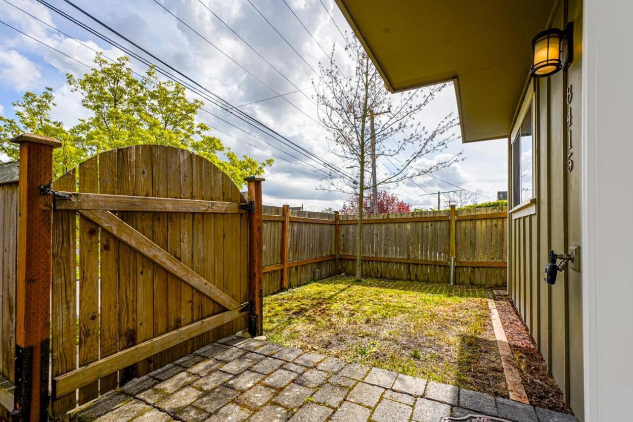 Stylish North Seattle Townhouse- Dual Master Suites Exterior photo