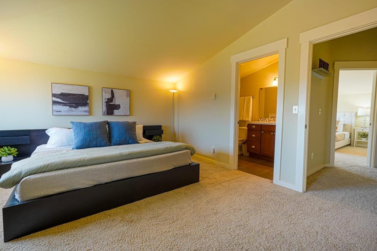 Stylish North Seattle Townhouse- Dual Master Suites Exterior photo